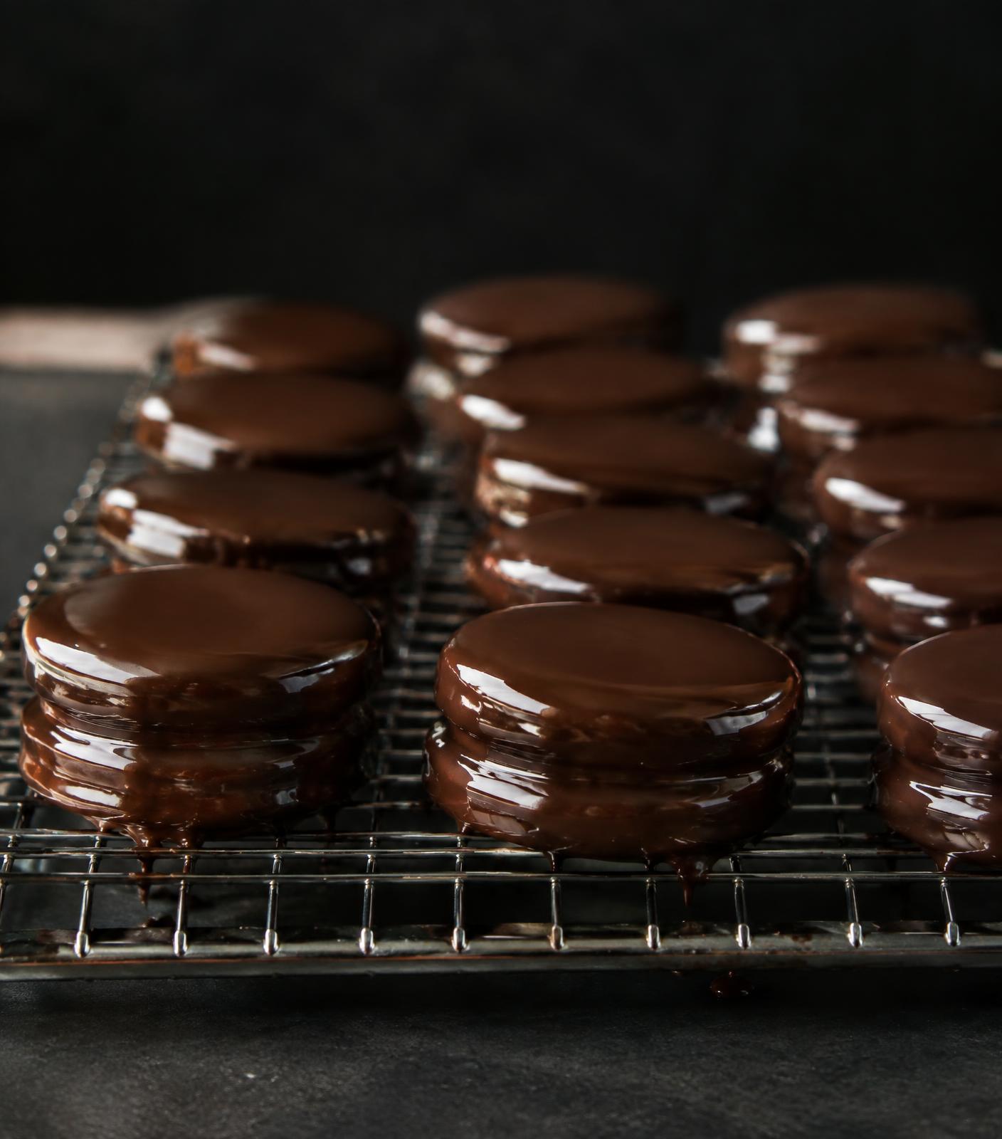 Alfajores bañados en chocolate